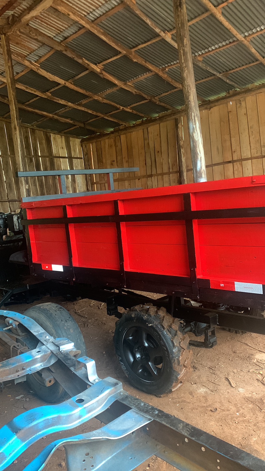 Carreta traçada e reduzida 4x4 1 pistão vermelho